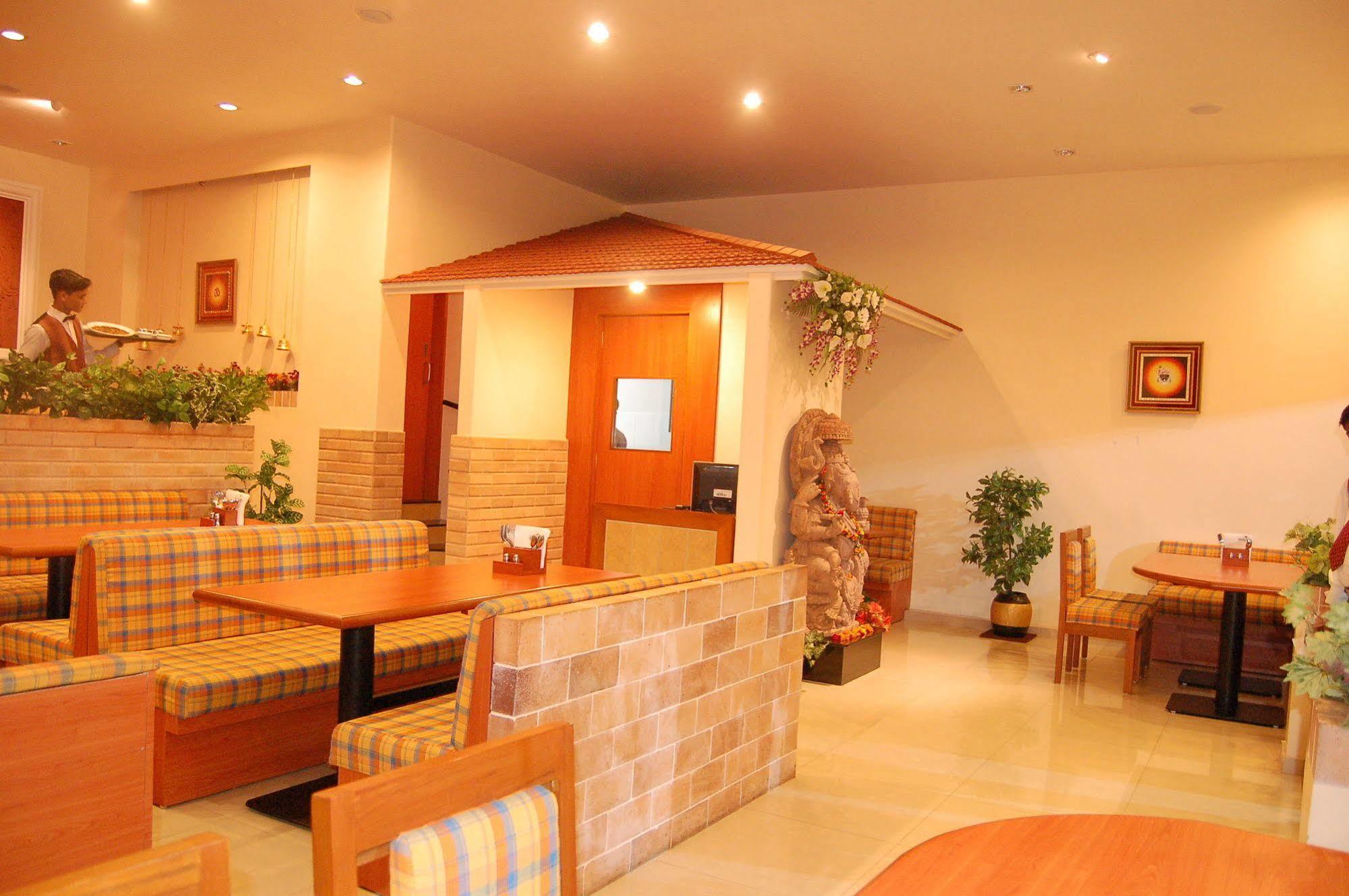 The Grand Regency Hotel ราชโกฎิ ภายนอก รูปภาพ