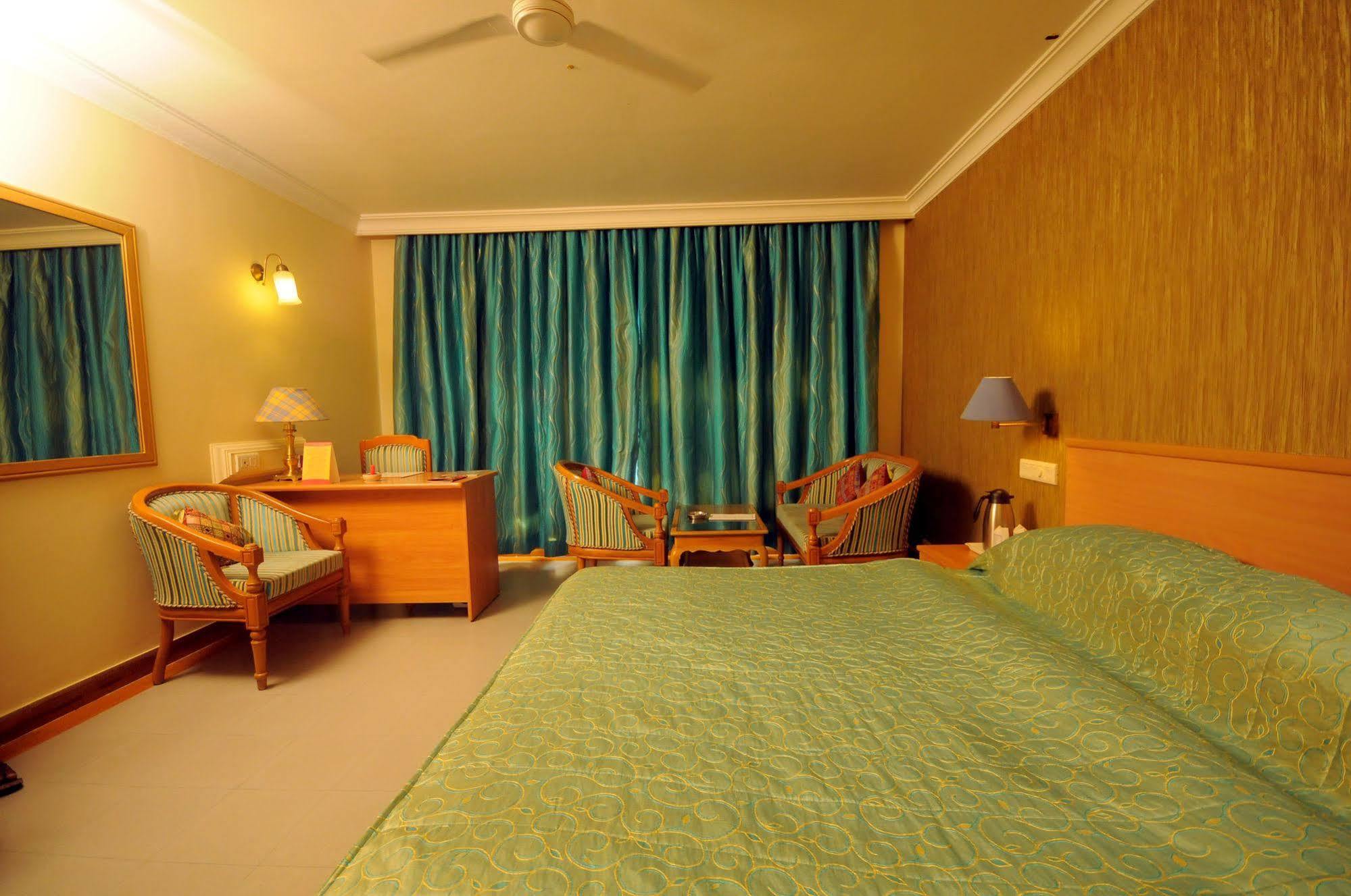 The Grand Regency Hotel ราชโกฎิ ภายนอก รูปภาพ